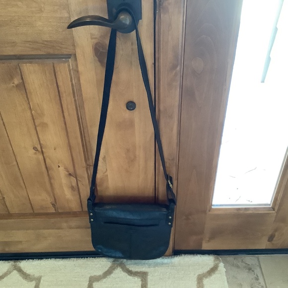 Elegant Black Leather Shoulder Bag - Picture 3 of 4